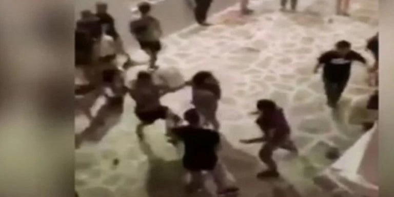 Αστυνομικός για τον ξυλοδαρμό του τουρίστα στην Αντίπαρο: «Φοβήθηκα για τη ζωή μου»